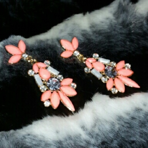 MODA ME COUTURE Jewelry - PRETTY in PEACH EARRINGS